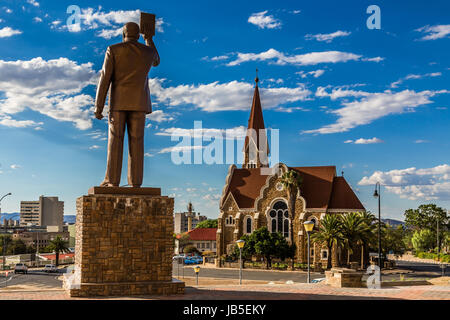 Premier Président namibien monument et Luteran Christ Church, dans le centre de Windhoek, Namibie Banque D'Images