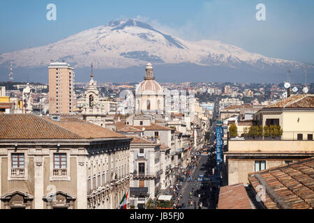 Catane, la Via Etnea 'central' street avec le volcan Etna couvert de neige, Sicile, Italie. Banque D'Images