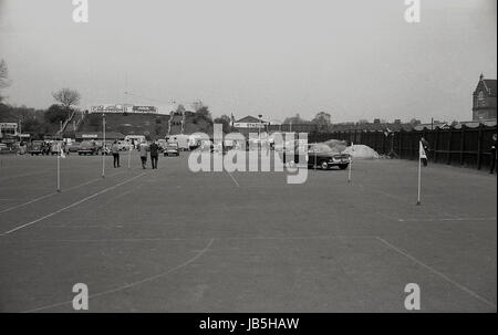 Années 1960, historique, photo montre dans flagposts voitures négocier le parking à l'Catford Greyhound Stadium, Lewisham, London, SE6 dans l'apprenti conducteur de l'année du concours. Banque D'Images