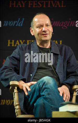 Philippe Sands s'exprimant sur scène à Hay Festival 2017 Hay-on-Wye Powys Pays de Galles UK Banque D'Images