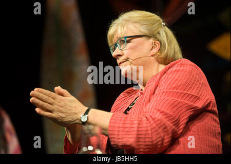 La journaliste Polly Toynbee parlant sur scène à hay festival de la littérature et les arts 2017 hay-on-wye powys Pays de Galles UK Banque D'Images