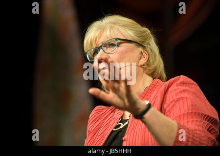 La journaliste Polly Toynbee parlant sur scène à Hay Festival de la littérature et les Arts 2017 Hay-on-Wye Powys Pays de Galles UK Banque D'Images