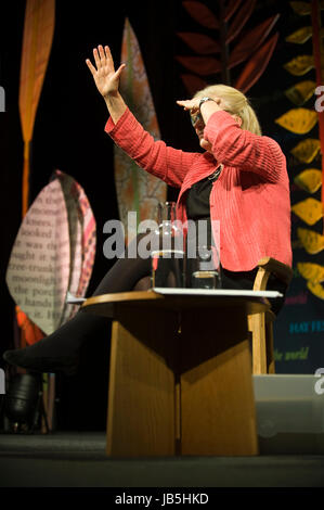 La journaliste Polly Toynbee parlant sur scène à hay festival de la littérature et les arts 2017 hay-on-wye powys Pays de Galles UK Banque D'Images