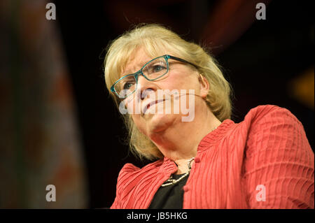 La journaliste Polly Toynbee parlant sur scène à hay festival de la littérature et les arts 2017 hay-on-wye powys Pays de Galles UK Banque D'Images