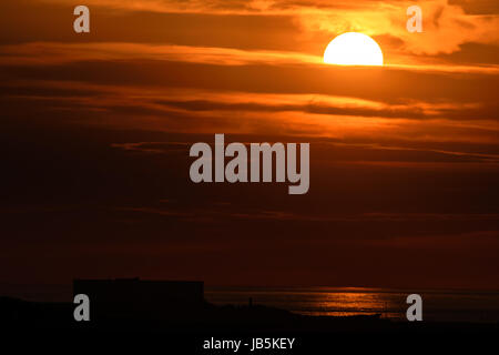 Coucher de soleil sur Wylfa - Anglesey, au Pays de Galles. UK Banque D'Images