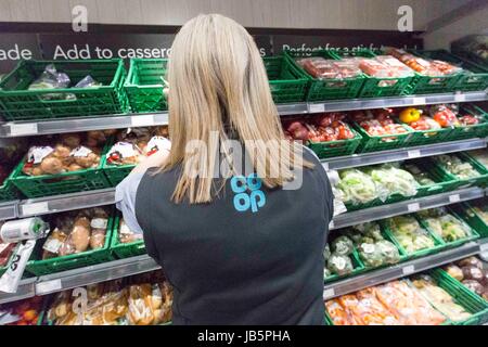 Un travailleur féminin dans une co-op food store , Angleterre Banque D'Images