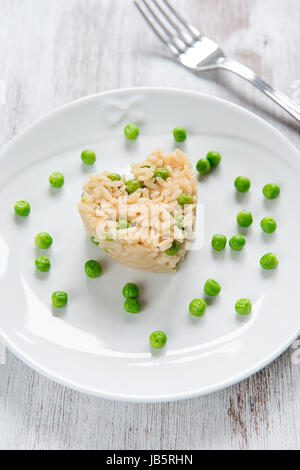 Risotto végétarien avec pois et forme de coeur Banque D'Images