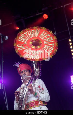 Le Rajasthan Heritage Brass Band effectuer au Wychwood Festival, Cheltenham, UK Banque D'Images