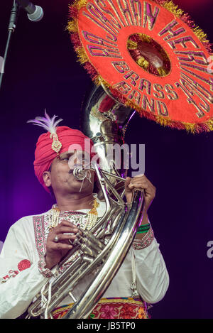 Le Rajasthan Heritage Brass Band effectuer au Wychwood Festival, Cheltenham, UK Banque D'Images