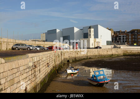 Le port de Margate, dans le Kent. L'Angleterre. Marée basse. Avec la Galerie d'Art Contemporain Turner en arrière-plan Banque D'Images
