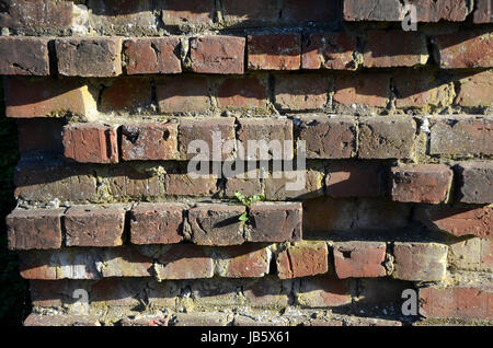 Météo vieux mur de pierre battu d'une ruine. Banque D'Images