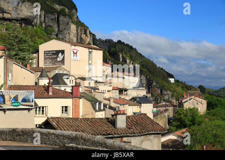 La France, l'Aveyron (12), Roquefort-sur-Soulzon adossé au flanc du Combalou // France, Aveyron, Roquefort-sur-Soulzon appuyé contre le côté du Combalou Banque D'Images