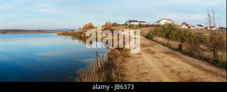 Route de campagne le long de la rive du lac. Automne paysage rural. Vue panoramique tourné. Banque D'Images