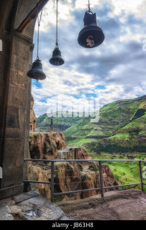 Église de la Dormition à Vardzia monastère de la grotte dans la région de Samtskhe-Javakheti, Géorgie. Anciennes cloches pendent du plafond. Banque D'Images