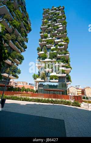L'Italie, Lombardie, Milan, Bosco Verticale tours résidentielles 111 Mètres 78 mètres conçu Boeri Studio Projet Porta Nuova Centre d'affaires Milan Banque D'Images