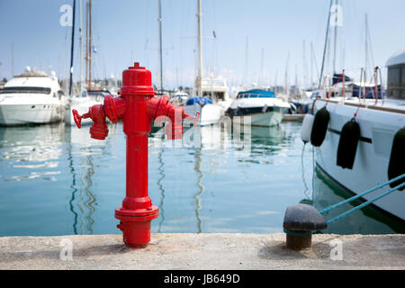 Incendie Marine sur le quai en face des yachts Banque D'Images