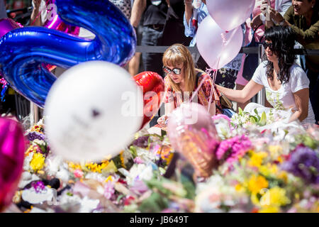 Mer de fleurs et de ballons à St Ann's square , Manchester , (vendredi 26 mai 2017) que les gens se rassemblent pour se souvenir des victimes de l'attaque terroriste Banque D'Images