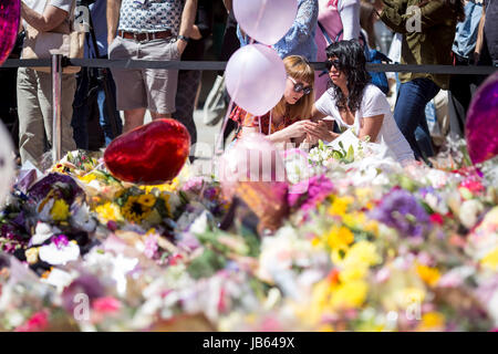 Mer de fleurs et de ballons à St Ann's square , Manchester , (vendredi 26 mai 2017) que les gens se rassemblent pour se souvenir des victimes de l'attaque terroriste Banque D'Images