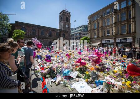 Mer de fleurs et de ballons à St Ann's square , Manchester , (vendredi 26 mai 2017) que les gens se rassemblent pour se souvenir des victimes de l'attaque terroriste Banque D'Images