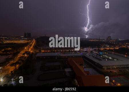 Éclairs capturé pendant une tempête tropicale à Johor, Malaisie Banque D'Images