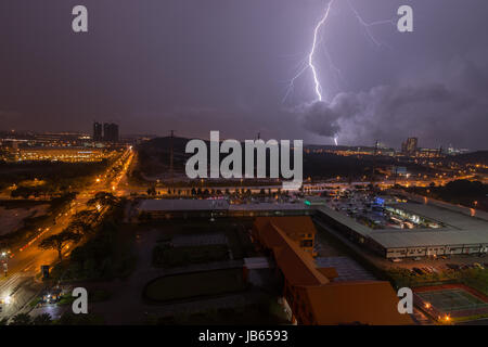 Éclairs capturé pendant une tempête tropicale à Johor, Malaisie Banque D'Images