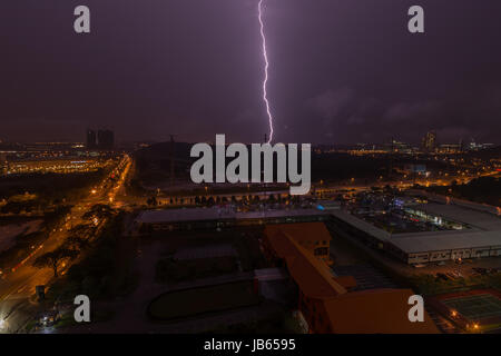 Éclairs capturé pendant une tempête tropicale à Johor, Malaisie Banque D'Images