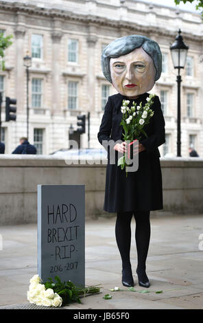 Une manifestation organisée par le mouvement Avaaz, campagne mondiale sur Whitehall à Londres, d'une marionnette à tête géant de Theresa peut laisser des fleurs sur une pierre tombale portant la mention Disque Brexit RIP, comme son avenir en tant que premier ministre et chef des conservateurs était-il ouvertement remis en question après sa décision de tenir une élection éclair lamentablement échoué. Banque D'Images