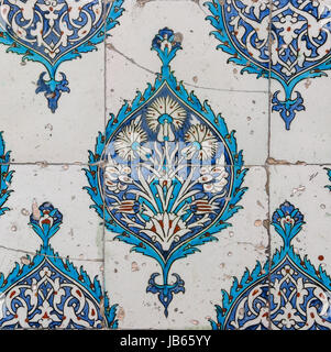 Carreaux d'Iznik lapis avec tulip modèle sur un mur dans le harem dans le palais de Topkapi, à Istanbul, Turquie Banque D'Images