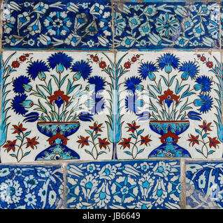 Carreaux d'Iznik lapis avec tulip modèle sur un mur dans le harem dans le palais de Topkapi, à Istanbul, Turquie Banque D'Images