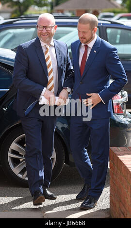 Leader de l'UKIP Paul Nuttall (gauche) arrive à donner une conférence de presse à Boston West Golf Club où il a annoncé qu'il est debout vers le bas en tant que chef de parti. Banque D'Images