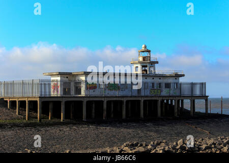 Phare à l'abandon, Western Harbour, Newhaven, Édimbourg, Écosse, Royaume-Uni Banque D'Images