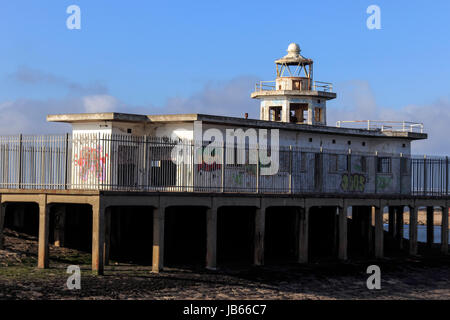 Phare à l'abandon, Western Harbour, Newhaven, Édimbourg, Écosse, Royaume-Uni Banque D'Images