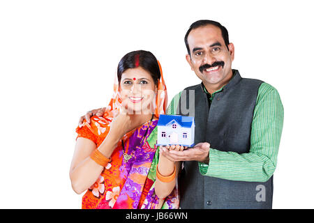 2 Rural Indien Couple Holding Dummy House nouvelle maison de rêve. Concept Immobilier Banque D'Images