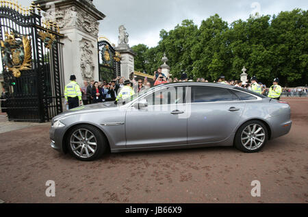 La voiture transportant le premier ministre Theresa peuvent arriver à Buckingham Palace avant son audience avec la reine Elizabeth II après les élections générales, a abouti à un blocage du parlement. Banque D'Images