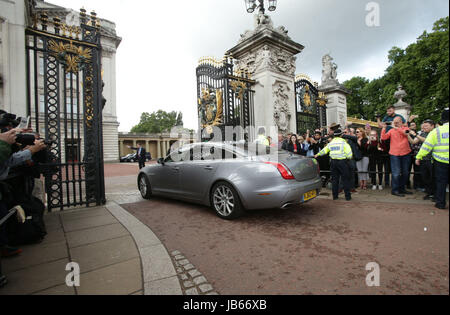 La voiture transportant le premier ministre Theresa peuvent arriver à Buckingham Palace avant son audience avec la reine Elizabeth II après les élections générales, a abouti à un blocage du parlement. Banque D'Images