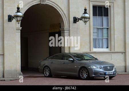 La voiture transportant le premier ministre Theresa peuvent arriver à Buckingham Palace avant son audience avec la reine Elizabeth II après les élections générales, a abouti à un blocage du parlement. Banque D'Images