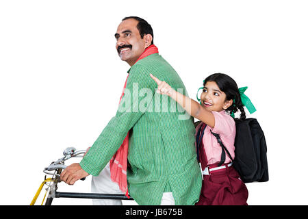 Happy 2 Rural indien père et fille à l'école en vélo à regarder loin vers quelque chose Banque D'Images