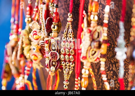 Raksha bandhan marché rakhi vendre juste l'Inde Banque D'Images