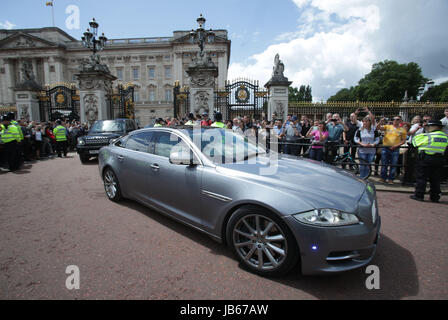 La voiture transportant le premier ministre Theresa peut quitter le palais de Buckingham après son audience avec la reine Elizabeth II à la suite de l'élection générale qui a abouti à un résultat suspendu le parlement. Banque D'Images