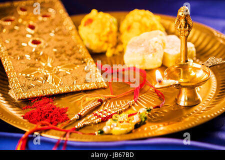 Raksha bandhan aarti festival Préparer la plaque Banque D'Images