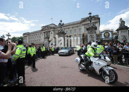 La voiture transportant le premier ministre Theresa peut quitter le palais de Buckingham après son audience avec la reine Elizabeth II à la suite de l'élection générale qui a abouti à un résultat suspendu le parlement. Banque D'Images