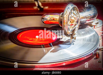 Vieux gramophone joue un vieux disque vinyle. Banque D'Images