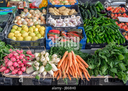 Les légumes frais biologiques sur une échoppe de marché. Banque D'Images