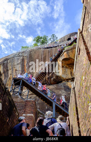 Les gens qui attendent de monter le dernier de 1 200 mesures pour le haut de Sigirya (ou le Rocher du Lion), Sri Lanka Banque D'Images