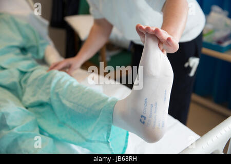 Physiothérapeute exerçant les patients à l'hôpital de pied Banque D'Images