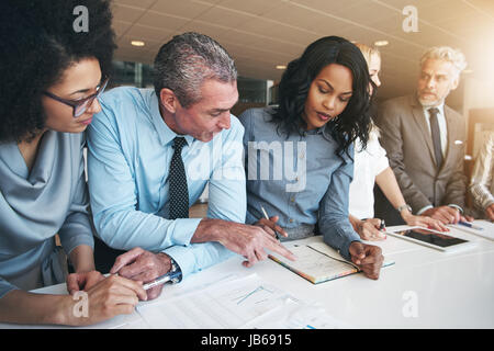 Photographie noir et blanc groupe de personnes faisant office d'équipe dans un style contemporain. Banque D'Images