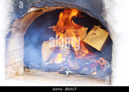Aperçu sur un feu de bois four avant la pizza vient dans Banque D'Images