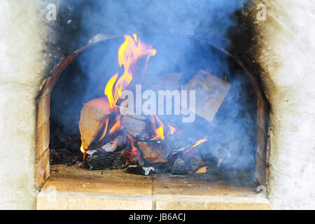 Aperçu sur un feu de bois four avant la pizza vient dans Banque D'Images