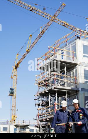 Parution du modèle. Travailleurs de la construction sur site. Banque D'Images