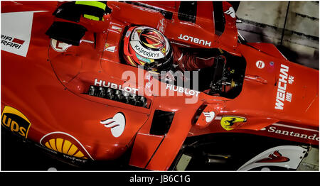 Vue de dessus de Kimi Raikkonen était assis dans sa Ferrari SF70H lors d'un pit stop à la sakir, grand prix de Bahreïn 2017 Banque D'Images